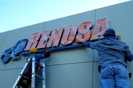 Instalación de rotulos en adhesivo