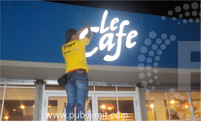Letras encajueladas en acrÃ­lico luz led LECAFE sucursal Quezaltepeque